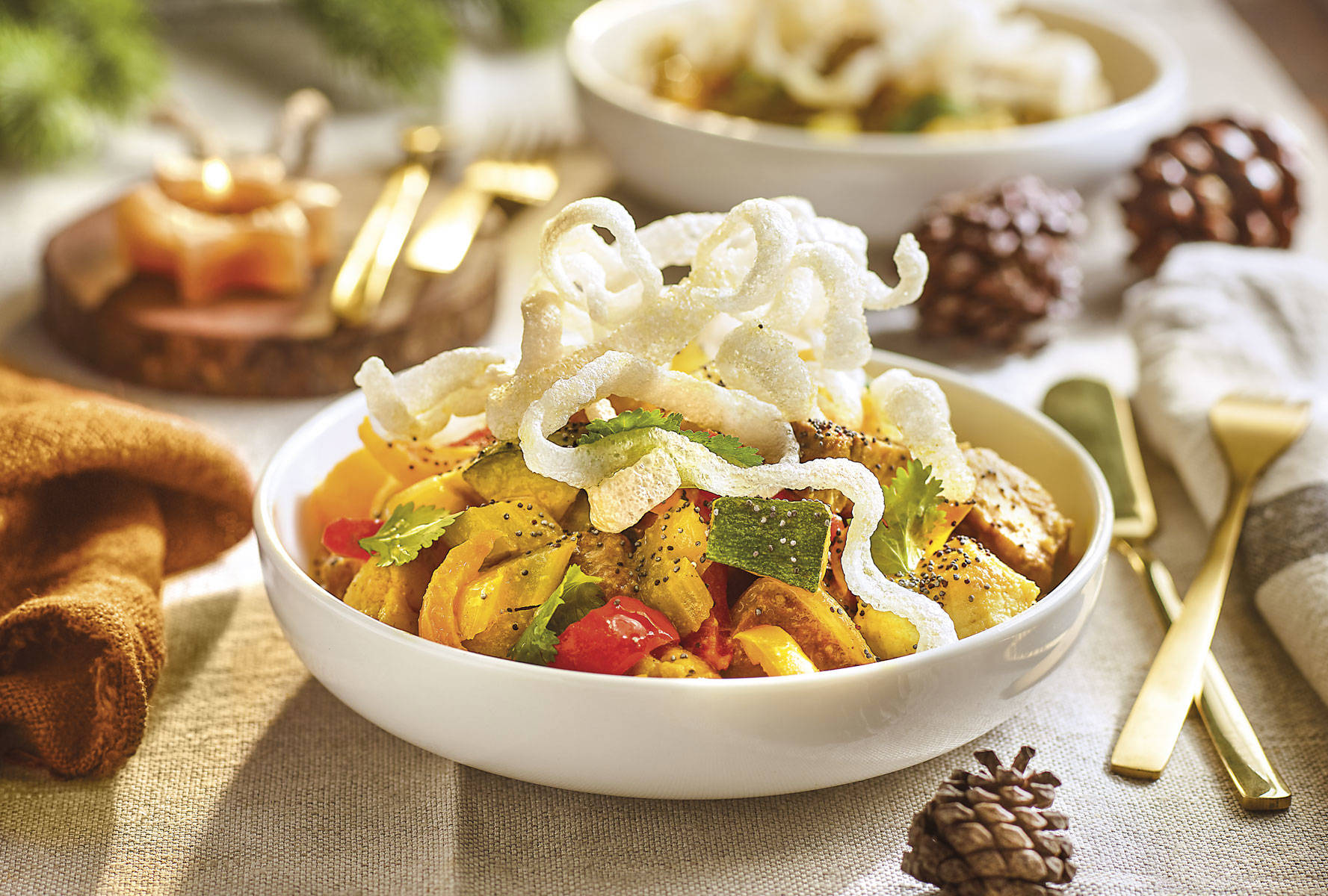 Guiso de hortalizas con tempeh de garbanzos y fideos de arroz fritos