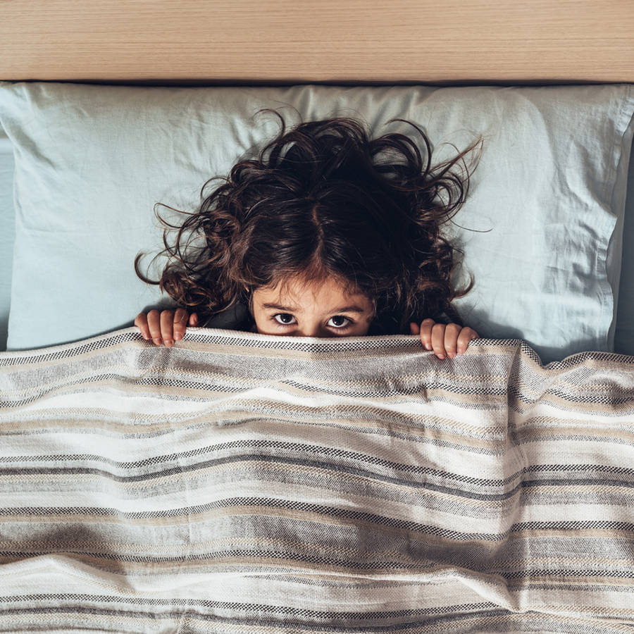 Niña en la cama asustada