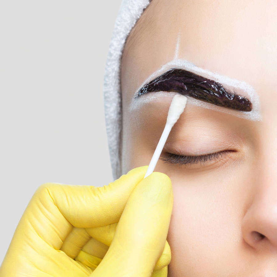 Cómo teñirse y realzar las cejas con productos naturales en casa en 4 pasos