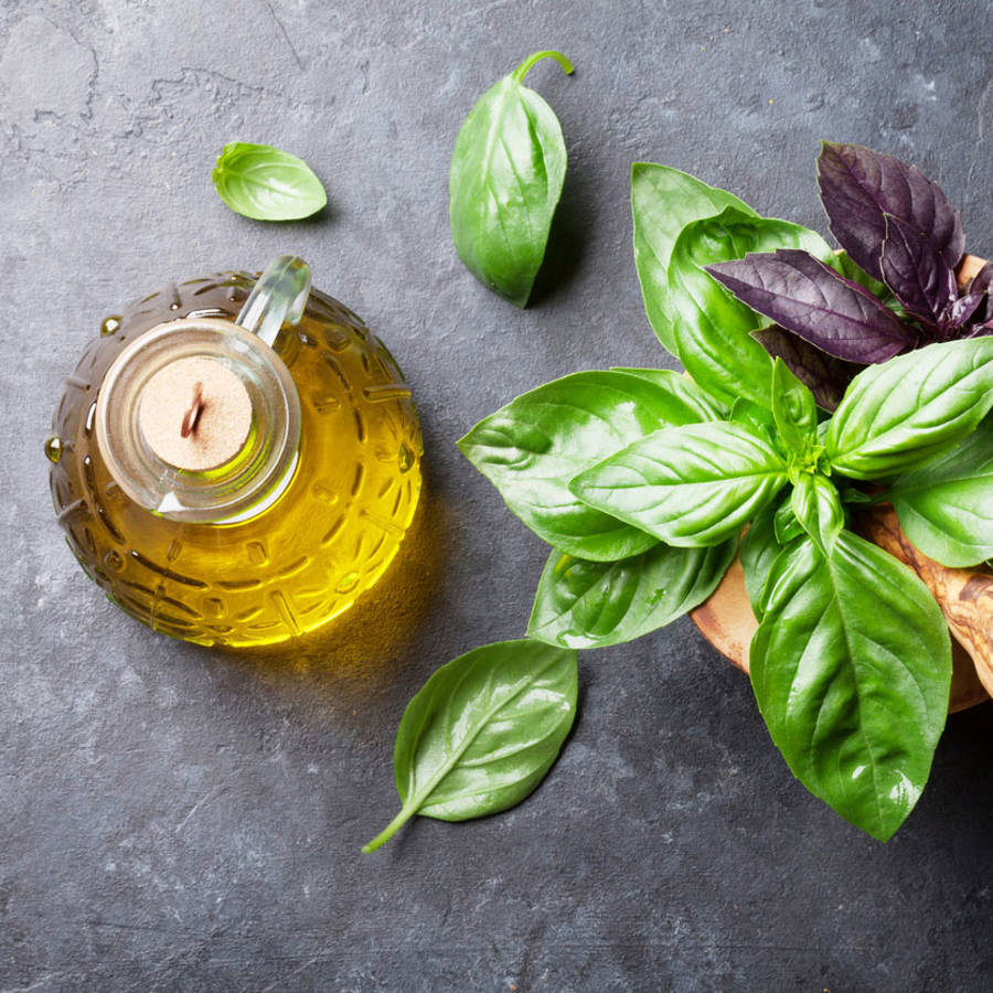 Cómo hacer aceite de albahaca para dar a tus recetas un sabor increíble