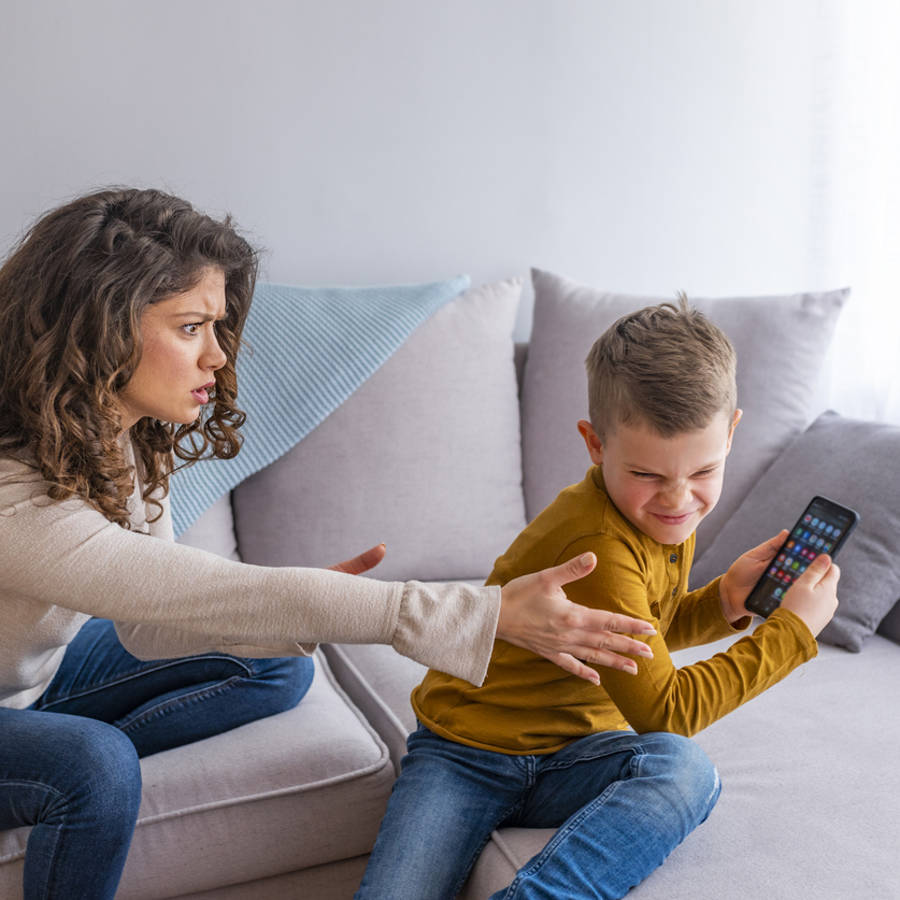 Expertos daneses avisan: este es el tiempo máximo de pantalla que debes permitir a tu hijo para evitar problemas psicológicos