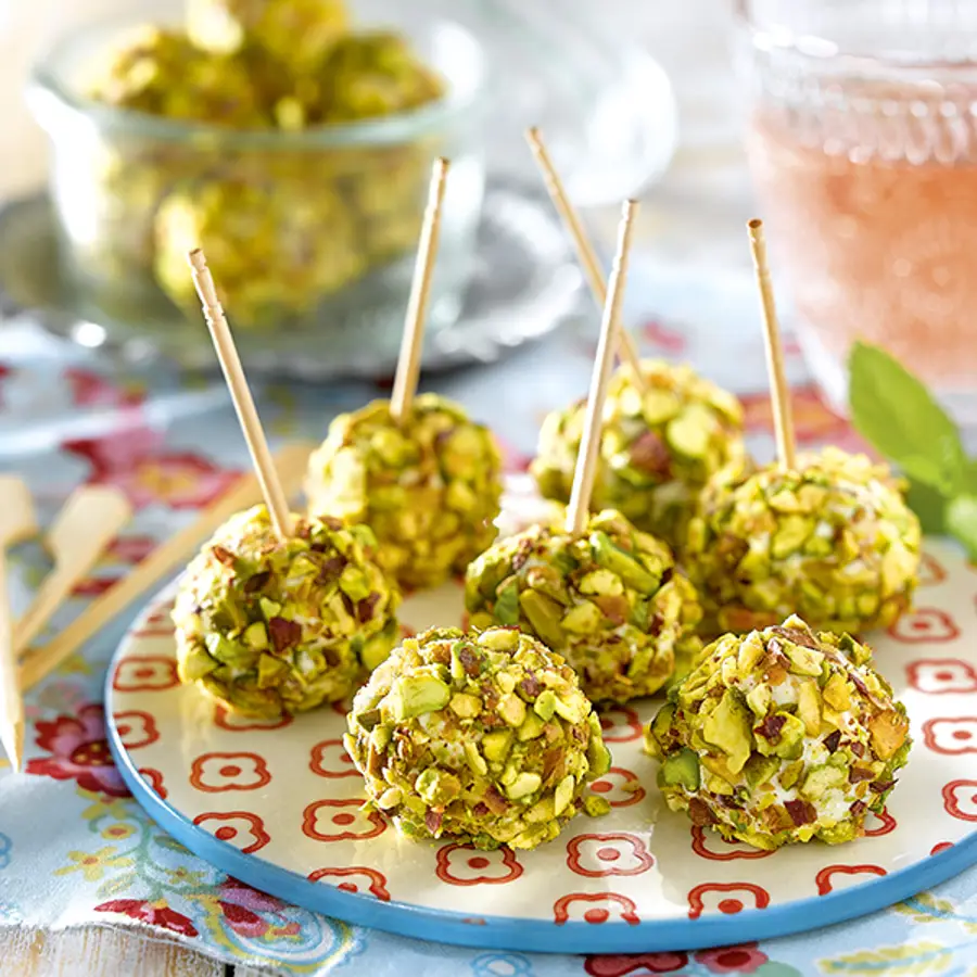 Chupachups de queso y frutos secos: el aperitivo delicioso para estas navidades que puedes preparar el día antes