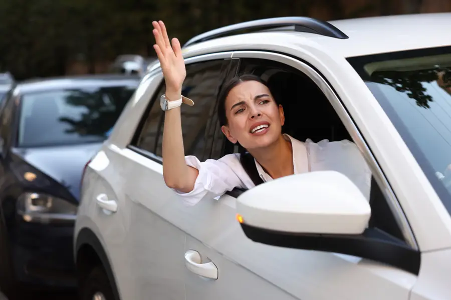 Mujer enfadada en un atasco