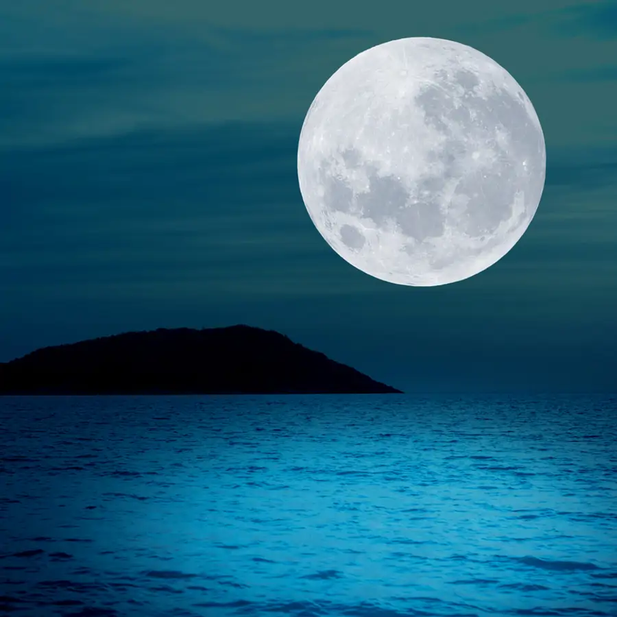 12 poemas sobre la luna que nos conectan con su misterio y nos invitan a soñar