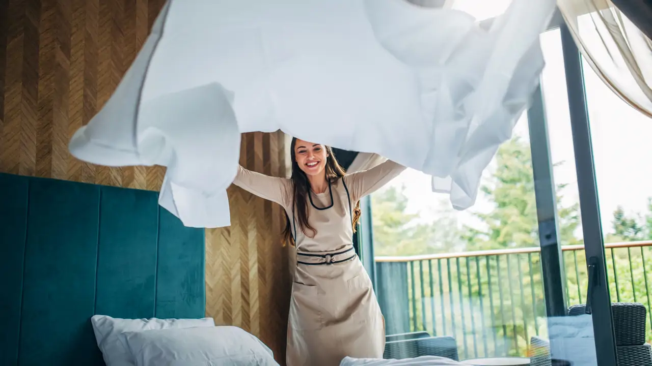 Mujer haciendo la cama