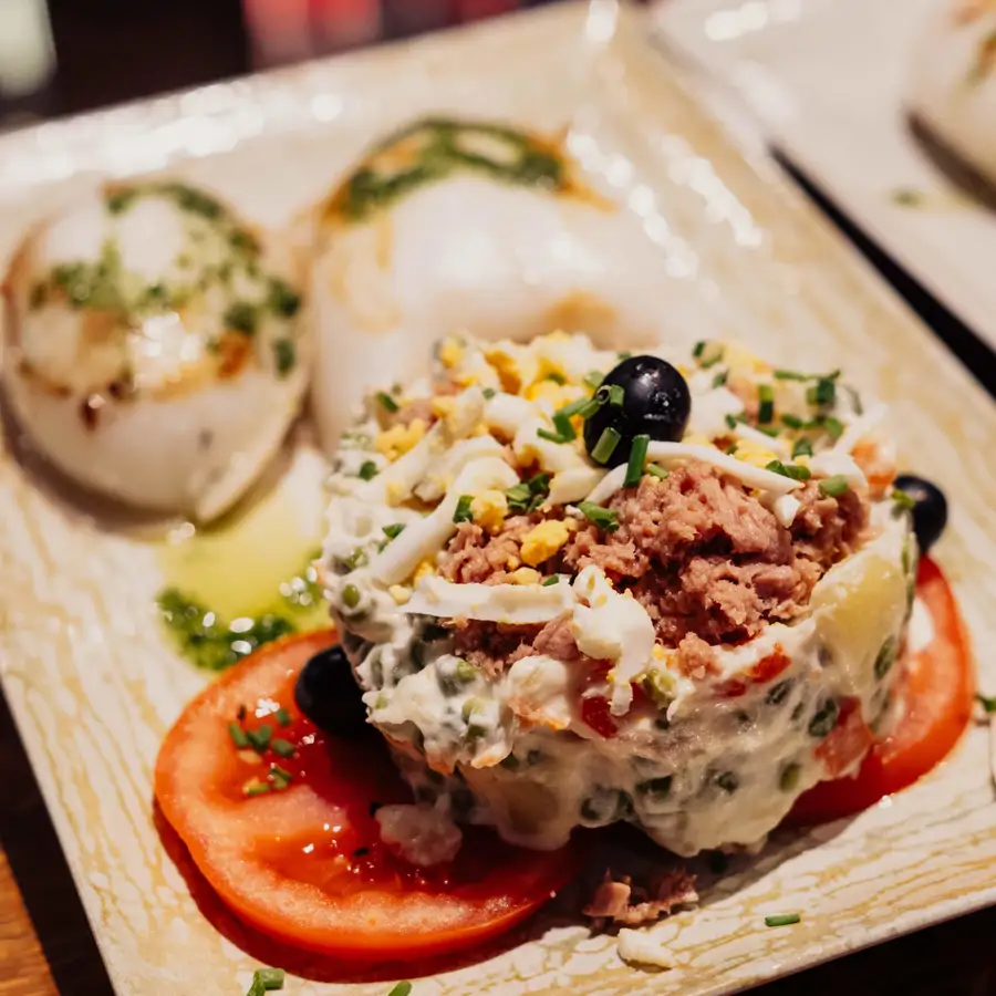 Ensaladilla rusa con mejillones en escabeche: la cena fácil de hacer que repetirás cuando la descubras 