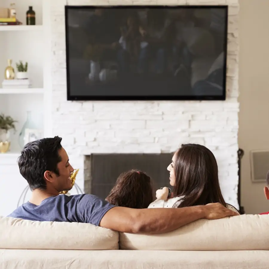 familia viendo television